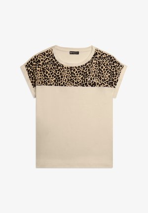 T-shirt beige a maniche corte con pannello con stampa leopardata su petto e spalle, scollo rotondo e piccolo logo bianco del marchio sul petto sinistro.