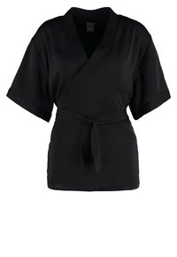 Haut noir style kimono avec manches courtes et larges, devant croisé et ceinture nouée. Fabriqué en matériau léger avec une texture lisse.