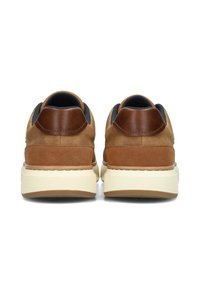Braune Wildledersneaker mit einer glatten Lederferse, marineblauen Akzenten und einer dicken, cremefarbenen Sohle. Verfügt über ein gepolstertes Innenleben für zusätzlichen Komfort.