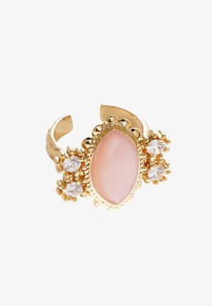 Ring in Goldoptik mit ovalem rosa Stein in der Mitte, umgeben von vier klaren Kristallen. Detailliert strukturierter Ringband mit verstellbarer Öffnung.