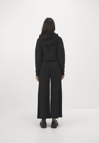 ONLY Petite ONLINGA PANT - Pantalon classique - black