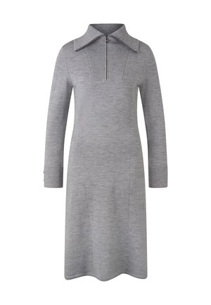 Grijze gebreide jurk met lange mouwen, brede kraag en een ritssluiting aan de voorkant, met een geribbelde textuur op de borst en kraag.