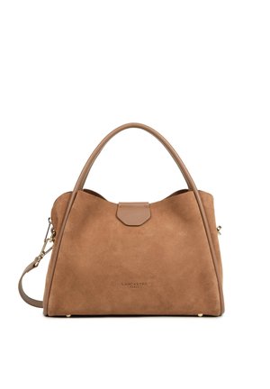 Sac à main Lancaster Paris en daim marron avec deux poignées, une bandoulière amovible et des accessoires dorés sur fond blanc.