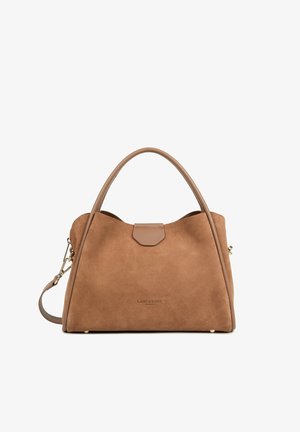 Sac à main Lancaster Paris en daim marron avec deux poignées, une bandoulière amovible et des accessoires dorés sur fond blanc.