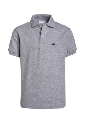 Grå polo t-shirt med korte ærmer, krave, to knapper og lille grønt krokodillelogo på venstre bryst.