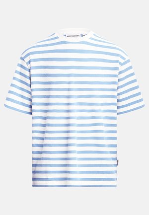 Kurzärmeliges, blau-weiß gestreiftes Strick-T-Shirt mit Rundhalsausschnitt und kleinem Markenschild an der unteren Seitennaht.