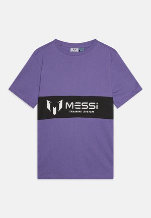 T-shirt di cotone viola con una fascia orizzontale nera su cui è stampato in bianco "MESSi" e "TRAINING SYSTEM". Design classico con scollatura a girocollo.