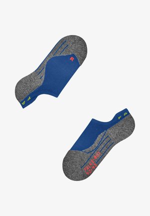 Calzini alla caviglia blu e grigi con un design testurizzato, caratterizzati da una "R" rossa per il piede destro e dettagli verdi. Materiale a maglia liscia.