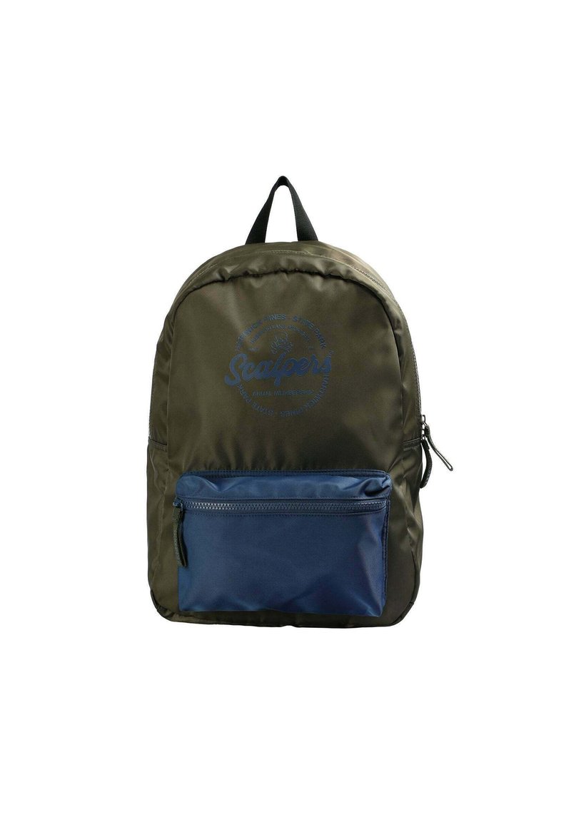 Mochila de nailon verde con un bolsillo frontal azul, con cremallera, forma redondeada y logo impreso en el cuerpo principal. Incluye un asa superior.