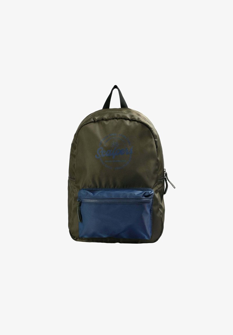 Sac à dos en nylon vert avec une poche avant bleue, doté d'une fermeture éclair, d'une forme arrondie et d'un logo imprimé sur le corps principal. Inclus une poignée supérieure.