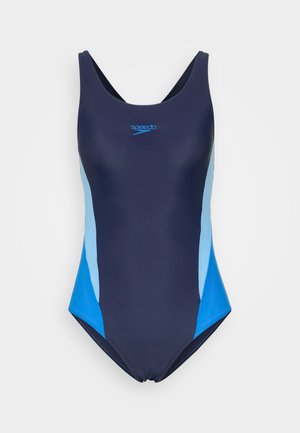 Fato de banho inteiro azul-marinho com painéis laterais azul-claro, decote em forma de gota e textura suave. Apresenta logo no peito e costuras de acabamento visíveis.