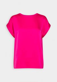 Blouse rose vif à manches courtes avec un col rond et des poignets retroussés, présentée sur un fond uni gris clair.
