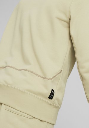 Puma PIVOT CREW EMB BASKETBALL - Strickpullover - granola