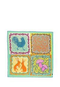Zijde sjaal met vier kleurrijke panelen: blauwe haan, oranje konijnen, roze paddenstoelen, en ingewikkelde bloemmotieven op een lichte achtergrond.
