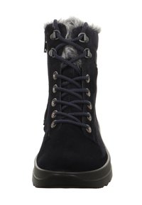 Stivale in camoscio blu navy con risvolto in pelliccia sintetica grigia, caratterizzato da lacci neri e occhielli metallici. Zipper laterale per un facile accesso e suola spessa nera.