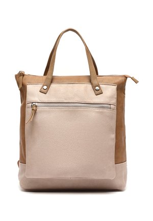 Borsa tote in pelle beige e marrone bicolore con tasca frontale con zip e doppi manici, posata in piedi su sfondo bianco.
