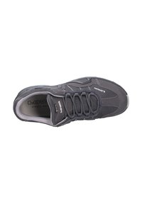 Scarpa da ginnastica grigia con tomaia in tessuto testurizzato, design con lacci e suola in gomma con un leggero tacco. Leggera e traspirante.