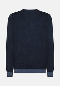 Maglione lavorato a maglia blu navy con finitura testurizzata, scollo tondo e polsini a costine. Presenta una bordatura a costine di un blu più chiaro contrastante all'orlo.