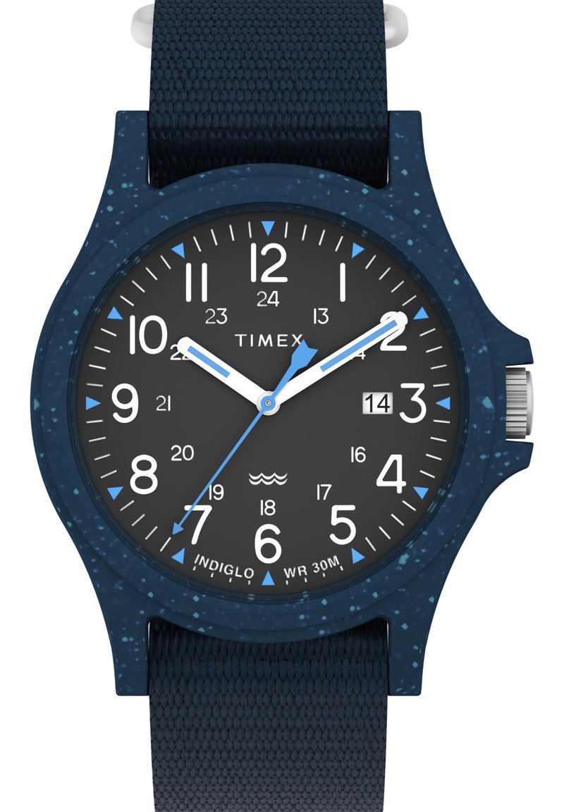 Orologio Timex con cinturino e cassa in silicone testurizzato blu scuro. Il quadrante nero presenta marker delle ore bianchi e blu, lancette bianche e display della data.