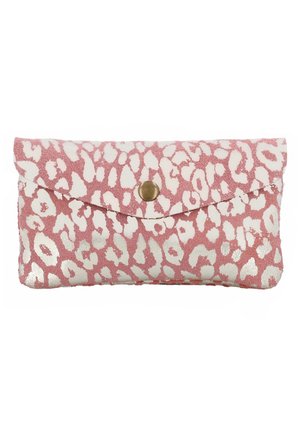 Kleine rechteckige Clutch mit rosa-weißem Leopardenmuster und einem einzelnen Messing-Knopfverschluss an der vorderen Klappe.