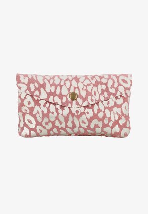 Kleine rechteckige Clutch mit rosa-weißem Leopardenmuster und einem einzelnen Messing-Knopfverschluss an der vorderen Klappe.