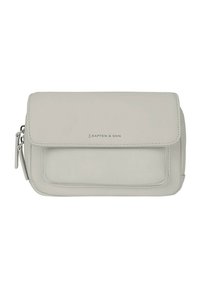 Ljusgrå syntetisk plånbok med klaffstängning, försedd med ett dragkedjefack och synliga sömmar, märkt med "KAPTEN & SON."