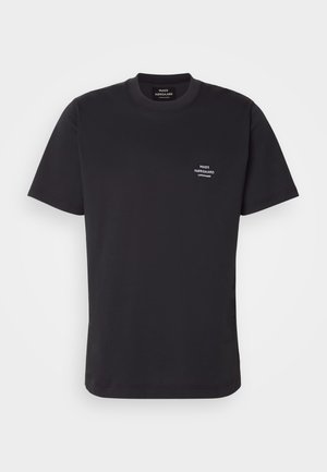 Svart bomullströja med rund halsringning, korta ärmar och en liten logotyp tryckt i vitt på vänster bröst. Enkel design, mjuk textur.