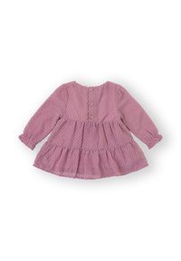 Vestido rosa de manga larga con tela texturizada, cierre de botones en la espalda y falda con volantes. Cuenta con mangas fruncidas y escote redondo.