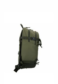 Grüner Nylon-Rucksack mit rechteckiger Form, ausgestattet mit mehreren verstellbaren Gurten, einer seitlichen Schnalle und einer strukturierten Oberfläche.