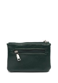 Zielona skórzana saszetka na zamek z teksturowanym wykończeniem, z przednią kieszenią na zamek i srebrnym uchwytem. Kompaktowy, prostokątny kształt.
