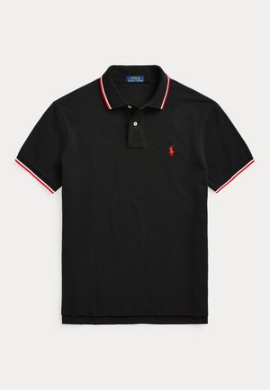 Polo preto feito de algodão, com um colarinho clássico, detalhes em vermelho e branco nas mangas, e um pequeno logótipo vermelho no peito.