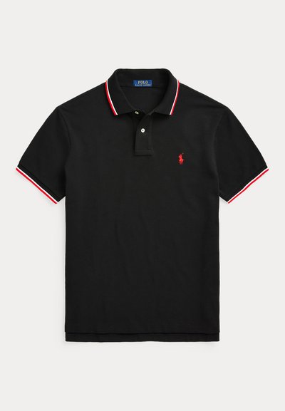 Polo preto feito de algodão, com um colarinho clássico, detalhes em vermelho e branco nas mangas, e um pequeno logótipo vermelho no peito.