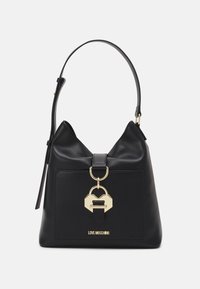 Svart läderhandväska med en strukturerad form, försedd med en guldfärgad hänglåsdetalj och ett enda axelrem. Platt framficka med logotyp.