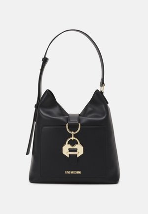 Sac à main en cuir noir avec une forme structurée, présentant un accent de cadenas en métal doré et une seule bandoulière. Poche avant plate avec logo.