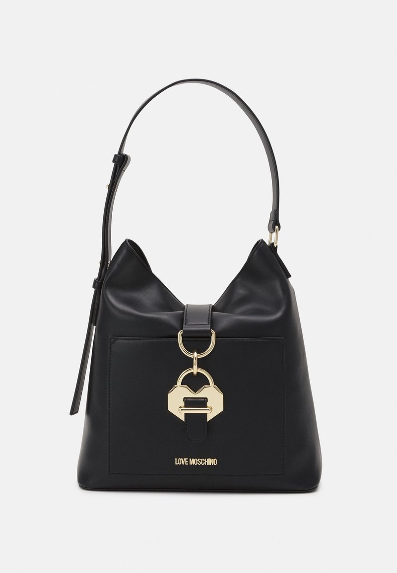 Svart läderhandväska med en strukturerad form, försedd med en guldfärgad hänglåsdetalj och ett enda axelrem. Platt framficka med logotyp.
