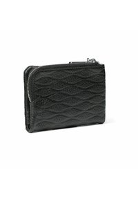 Cartera de cuero negro con un patrón texturizado ondulado, cierre de cremallera y herrajes plateados. Diseño compacto adecuado para tarjetas y efectivo.