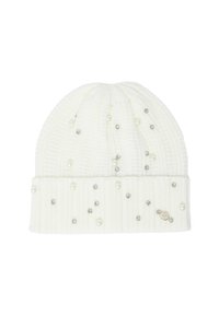 Beanie bianco lavorato a maglia con texture a costine, arricchito con perle finte e strass, e un piccolo tag dorato con logo sul risvolto.