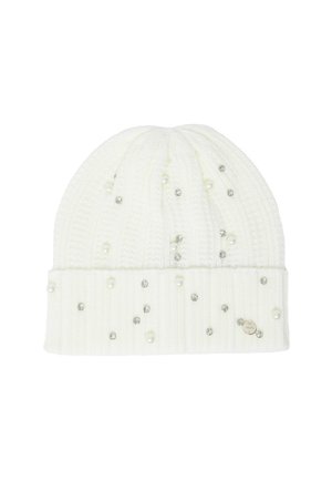 Beanie bianco lavorato a maglia con texture a costine, arricchito con perle finte e strass, e un piccolo tag dorato con logo sul risvolto.