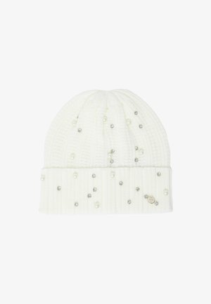 Beanie bianco lavorato a maglia con texture a costine, arricchito con perle finte e strass, e un piccolo tag dorato con logo sul risvolto.