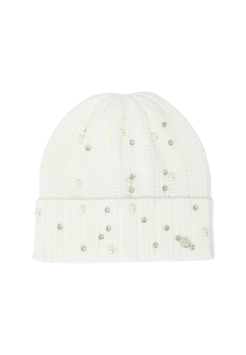 Beanie bianco lavorato a maglia con texture a costine, arricchito con perle finte e strass, e un piccolo tag dorato con logo sul risvolto.