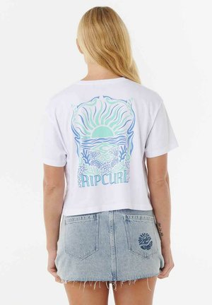 Wit cropped t-shirt met een kleurrijke grafische print op de achterkant met zon, golven en de tekst "Rip Curl". Verweerde denim rok eronder.