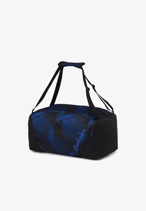 Schwarze und blaue Sporttasche mit abstraktem geometrischem Muster, zwei verstellbaren Schultergurten und Satch-Markenlogo auf der Vorderseite.