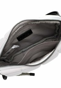 Interno di una borsa di tessuto bianco con fodera grigia, chiusura con zip, un compartimento principale e una tasca aggiuntiva; con dettaglio etichetta nera.
