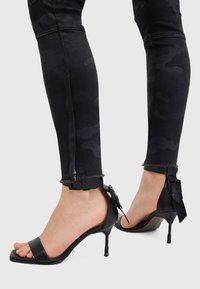 AllSaints Kapsáče - black