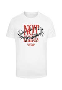 Hvid bomulds t-shirt med et rødt grafisk motiv, der står "IKKE SOM OS" omgivet af en sort tornkrone, med yderligere tekst nedenfor.
