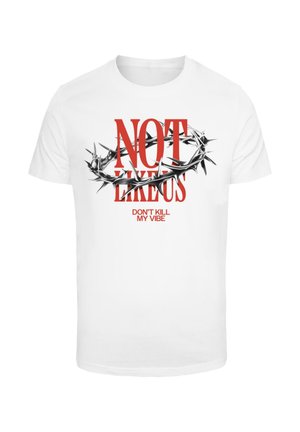 Bílý bavlněný tričko s červenou grafikou, která zní "NE JAKO MY", obklopenou černým trnovým věncem, s dalším textem níže.