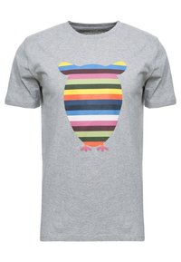 Camiseta de color gris claro con una forma de búho a rayas coloridas en la parte delantera, que cuenta con orejas y pequeños pies en tonos rosa y naranja.
