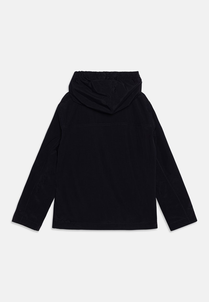 Giacca con cappuccio blu navy, dalla texture liscia, con maniche lunghe e un taglio rilassato. Presenta una cucitura sul dietro e un cappuccio elastico per una regolazione ottimale.