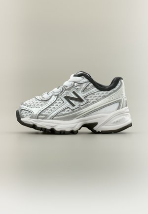 Chaussure de course New Balance blanche et grise avec dessus en mesh, logo noir "N", semelle épaisse et doublure intérieure noire vue de côté.