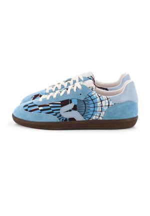 Lage sneakers met lichtblauw suède, witte veters, blauw-zwart patroon aan de zijkanten en bruine rubberen zolen.
